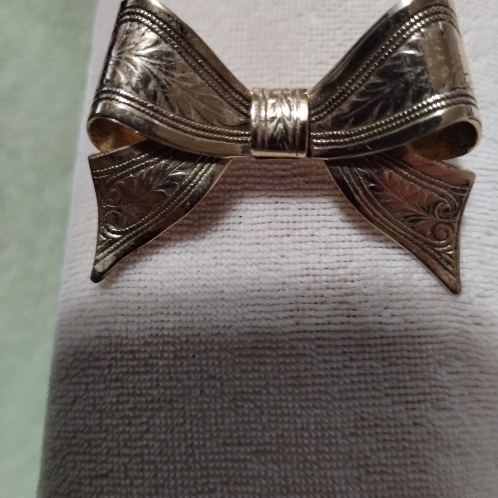 VINTAGE GOLD TONE BOW BROOCH PIN, EMBOSSED LEAVES & BEADED EDGES